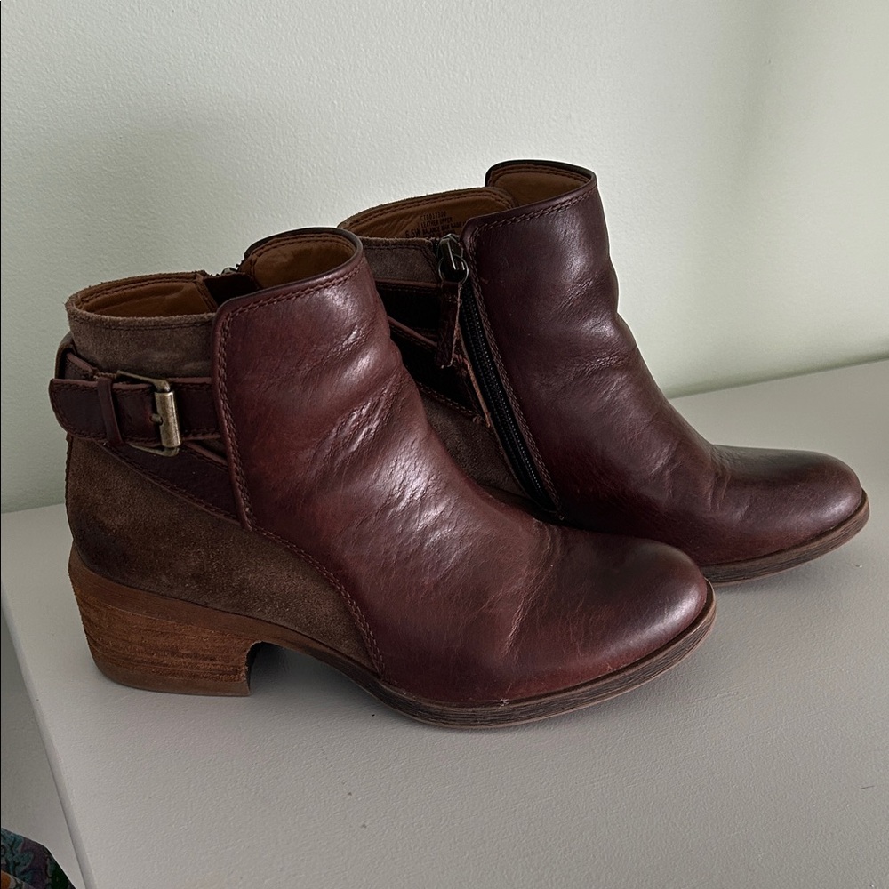 Comfortiva dark brown leather & suede booties. Size 6.5